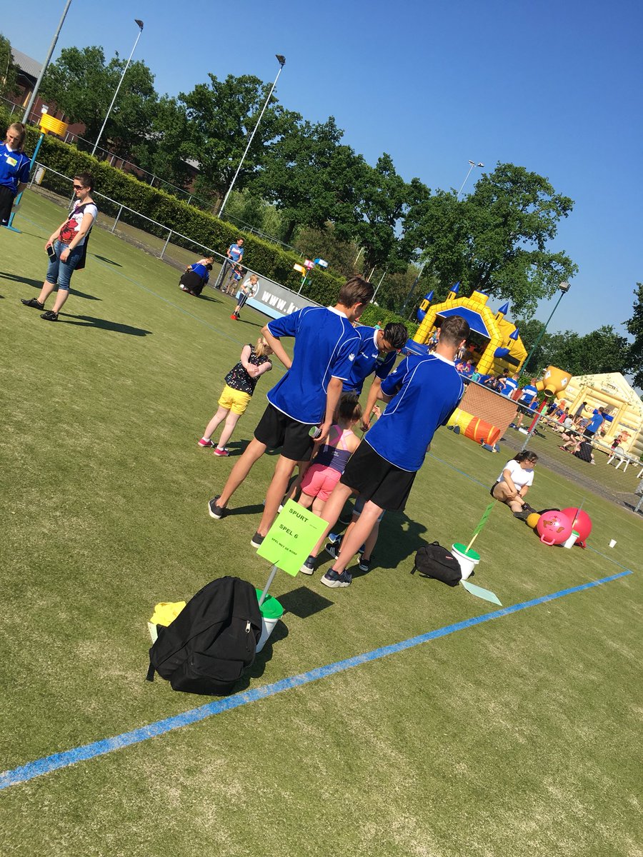 HaasLuuk's tweet photo. Wat een weer voor een sportdag voor kleuters bij @kvDOT! Leerlingen van Dienstverlening &amp; Producenten @HHzuidwest @hethooghuis helpen met de organisatie van een super leuke sportdag! ☀️ https://t.co/Lk1acHUbvC
