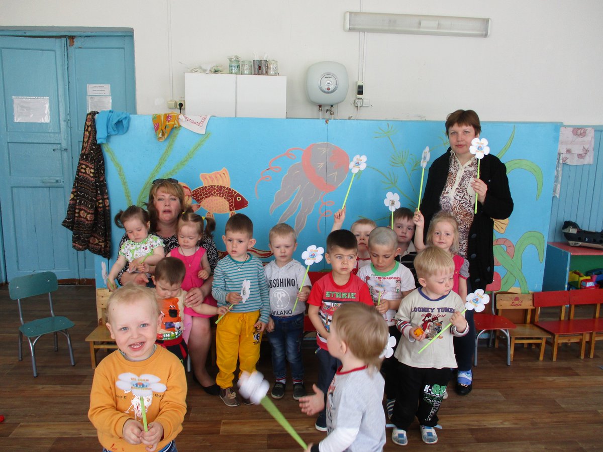 Сегодня сотрудники районной библиотеки провели в Новолеушинском детском саду акцию "Мы одна семья"