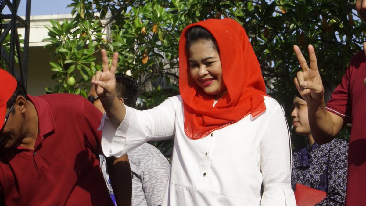 puti_soekarno's tweet photo. Walau berpanas-panasan, namun saya dan sedulur tetap semangat mengikuti rangkaian acara senam dan jalan sehat dalam rangka HUT Kawulo Alit yang ke-2

#Nomor2UntukJatim #KabehSedulurKabehMakmur #JatimPilihGusIpulPuti https://t.co/5GkVd76rjf