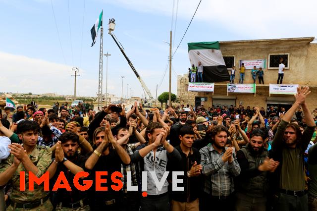 imageslive's tweet photo. Pro-Opposition Demonstration Near Aleppo, Syria
#Aleppo #Syria #Anjara #Demonstration #FreeSyria #Army #FreeSyrian #NuralDin #AlZenki #Rebels #Syrian #Syrian_Conflict #Syrian_Oppositi
Ph:Juma Muhammad/#IMAGESLIVE https://t.co/6ozoSkvvhW https://t.co/LXHIjs1Fh5