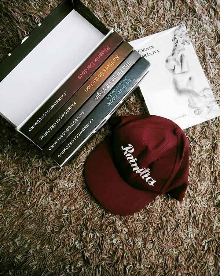 denisevanzanth's tweet photo. @rcmwp 5 Guys Book Book Set by RainbowColoredMind 💕. Sobrang ganda at worth it ang pagbili ng mga libro na ito makikita sa Quality ng books sobrang ginalingan, nakakaganda din yung bookbox para secured talaga ang mga books. Thank you for this Miss Rain 😘😘😘!!! 

#rainatics https://t.co/s3ZSodmSnh
