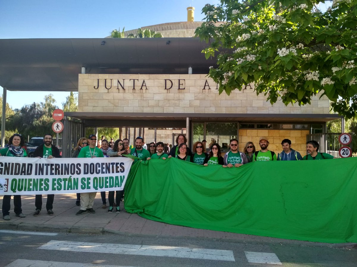 Docentes_AND's tweet photo. Entramos en Torretriana para reunirnos con la Viceconsejera de #Educación tras el encierro de ayer. Seguimos con la #HuelgaIndefinida, seguimos con nuestra lucha por la #EstabilidadInterina Es el momento de pasar a la acción, ¡súmate! https://t.co/bcb1QGWtc7