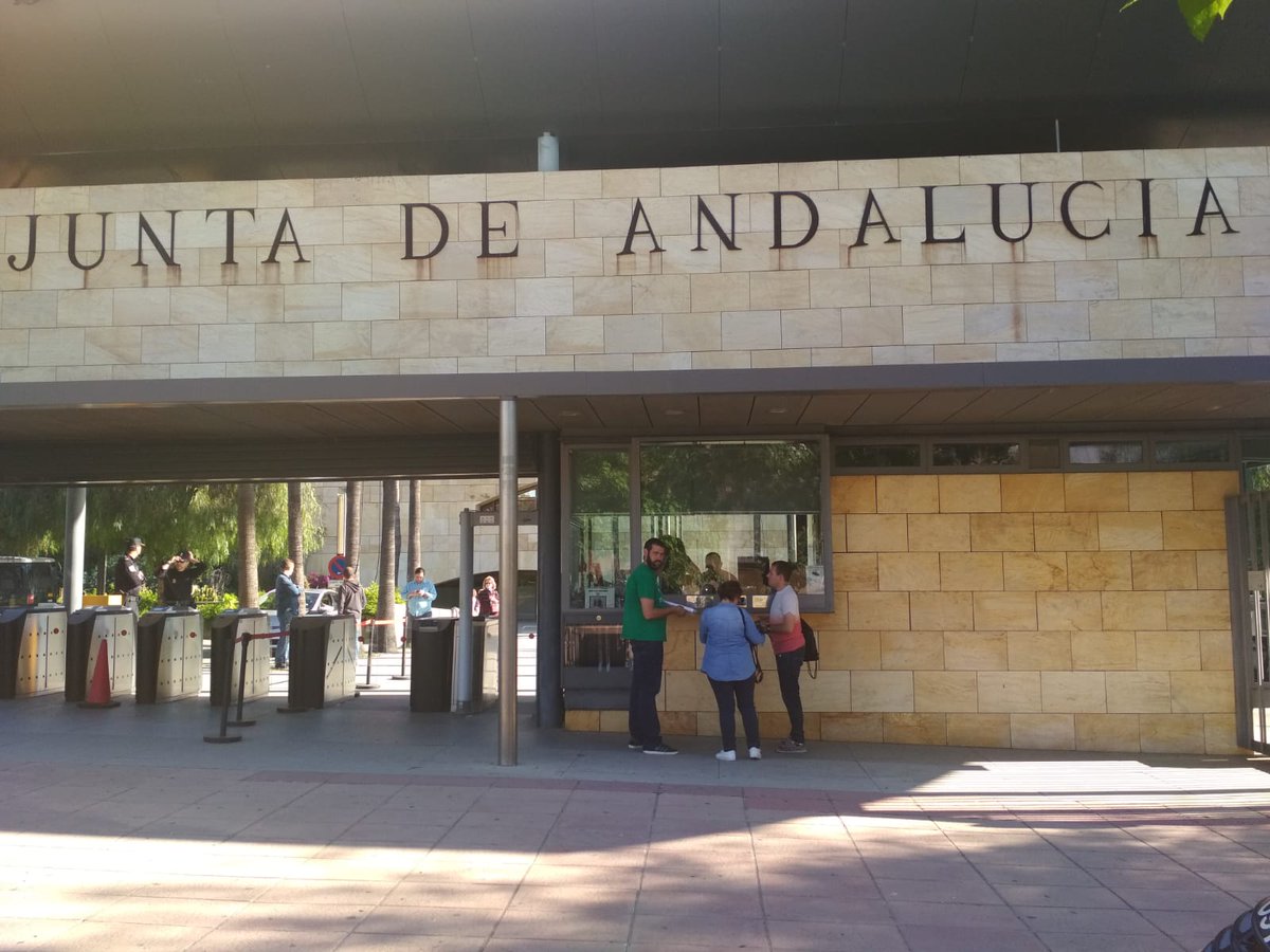 Docentes_AND's tweet photo. Entramos en Torretriana para reunirnos con la Viceconsejera de #Educación tras el encierro de ayer. Seguimos con la #HuelgaIndefinida, seguimos con nuestra lucha por la #EstabilidadInterina Es el momento de pasar a la acción, ¡súmate! https://t.co/bcb1QGWtc7