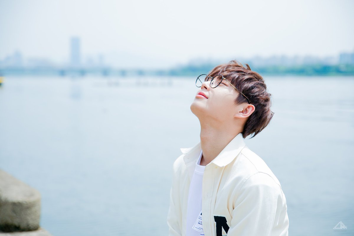 Official_Choon's tweet photo. [#용국] 용국이의 나들이💕 브이앱 촬영 비하인드 포스트가 공개되었습니다!
청량미 넘치는 용국의 사진은 아래 URL을 통해 더 많이 확인 할 수 있습니다😄😄
🔹https://t.co/3mZw93iQJX https://t.co/A0Qquq4TDt
