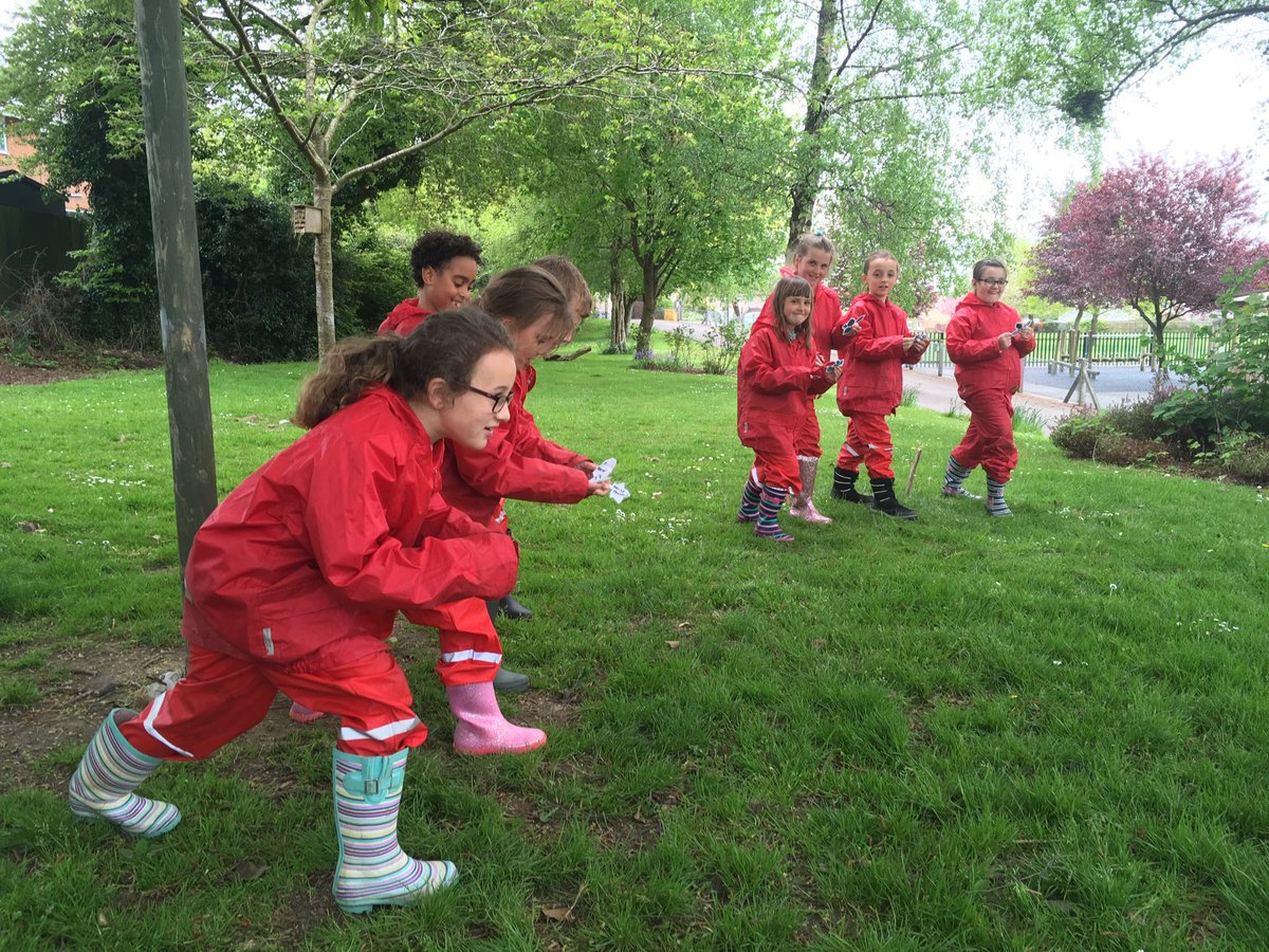 LlanyPrimary's tweet photo. Challenge day. Elf houses, obstacle courses, birds nests #forestschool #cyfleon #problemsolving #teamwork #outdoorlearningwales https://t.co/ItQZaY9buS
