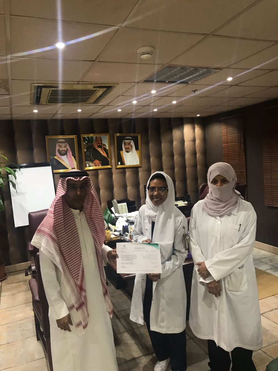 MchJeddah's tweet photo. قام الدكتور ياسر الغامدي مدير المستشفى بتقديم شهادات شكر الى قسم التمريض بالمستشفى موقعة من وزير الصحة نظير المجهودات المميزة وذلك بمناسبة اليوم العالمي للتمريض .. نهنئ قسم التمريض بهذا التميز ونتمنى لهم التوفيق🌷🌷 https://t.co/zEGtDayVZP