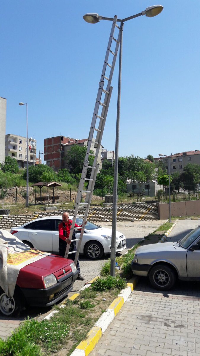 2.Etapda ki alti metrelik sokak aydinlatma direklerinin,4 adet ampulu,teknik personelimiz tarafindan degistirilmistir.<a href="/HasanDurhat/">Hasan Durhat</a> <a href="/EmlakYonetim/">Emlak Yönetim A.Ş.</a> @Emlakisletmeler @hkarakas6161 <a href="/EnginKargidan/">Engin Kargidan</a>