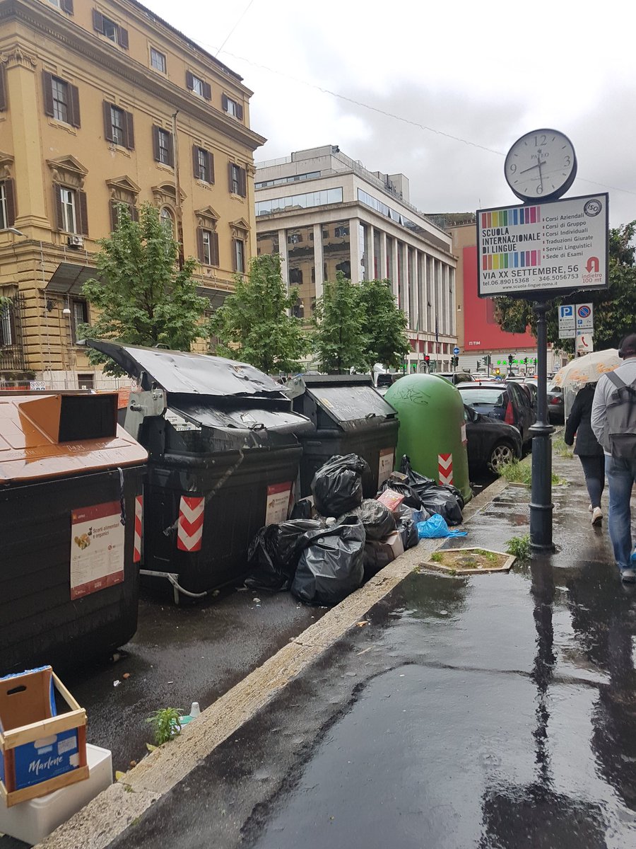 vloprino's tweet image. Via Venti Settembre fronte Mef con sfondo Bankitalia sede Roma. Sempre lodi @MontanariPin e @virginiaraggi #pippe