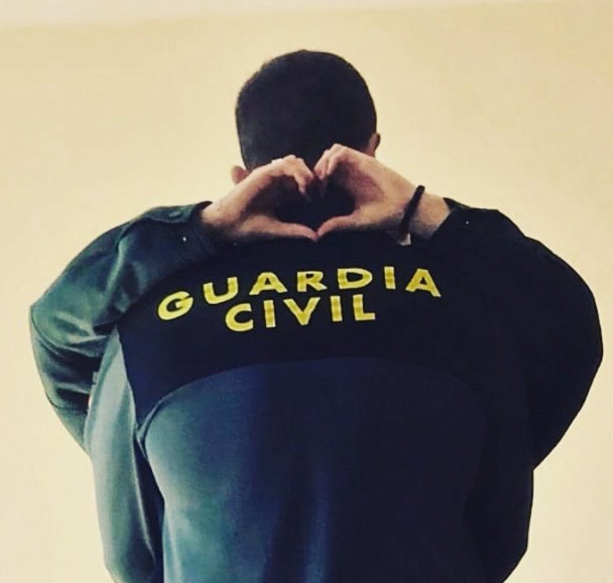 Nos da igual si tu familia es así:
👨‍👩‍👧
Así:
👩‍👩‍👧
Así:
👨‍👨‍👧
Así:
👩‍👦
Así:
👨‍👦
Así:
👫
Así:
👬
Así:
👭
Así:
👨👩👦👧👦👧👶
Así:
👦👩🐕🐈🦆🐠
O de mil formas diferentes:
👩👱🏿👶🏽🐶
👩🏿👨🏼👶🏾🐱
Feliz #diainternacionaldelafamilia