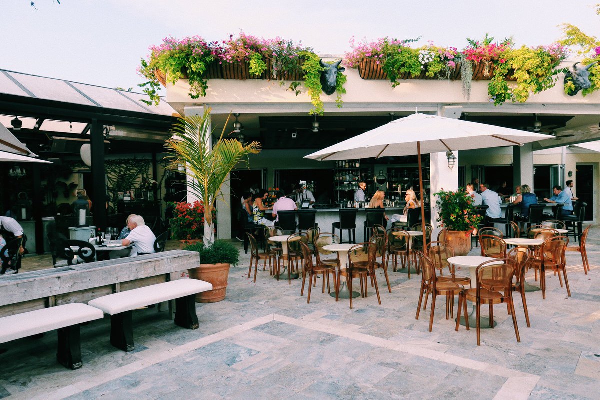 irefmag's tweet photo. In Naples kann man viele Kulinarische Spezialitäten entdecken - unter all den schönen Restaurants war für Viki aber das @continentalnaples, gelegen in der 3rd St, das beste. #irefDiscover | @paradisecoast | #Paradisecoast https://t.co/j10ntMg81X