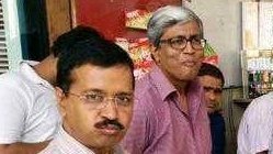 munawwar_11's tweet photo. Suna h Congress wale karnataka jeet gaye h.  😅😅😅
Ghunghru seth aur Ashu muh mein ladoo liye hue h. https://t.co/lWe73VESWY