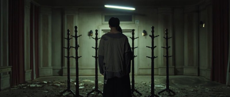 Then who’s the one controlling Seokjin?The place shown at the end of the music video.6 coat hangers, and a shadow standing in front of it.The shadow is a mysterious man wearing a mask, seeming to be the owner of the Magic Shop