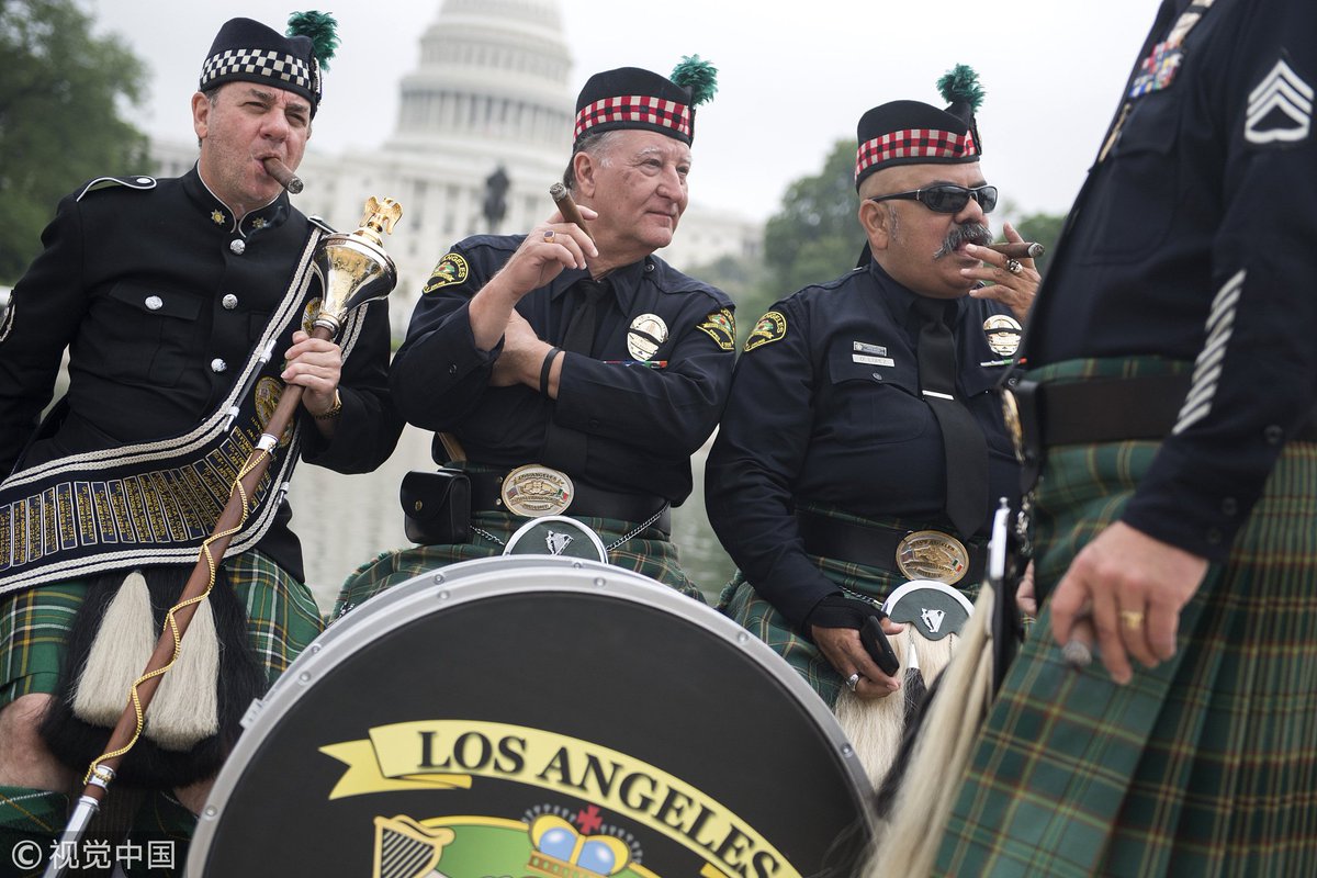 CGTNOfficial's tweet image. #US police officers wearing traditional suits to celebrate #NationalPoliceWeek2018 near the Capitol #ReflectingPool in #Washington DC, US