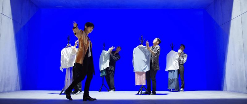 But this place just seems too familiar…That’s right. It’s the scene from Taehyung’s Singularity.If you take the clothes off, it looks identical to the scene from the teaser.And Taehyung dances with these.