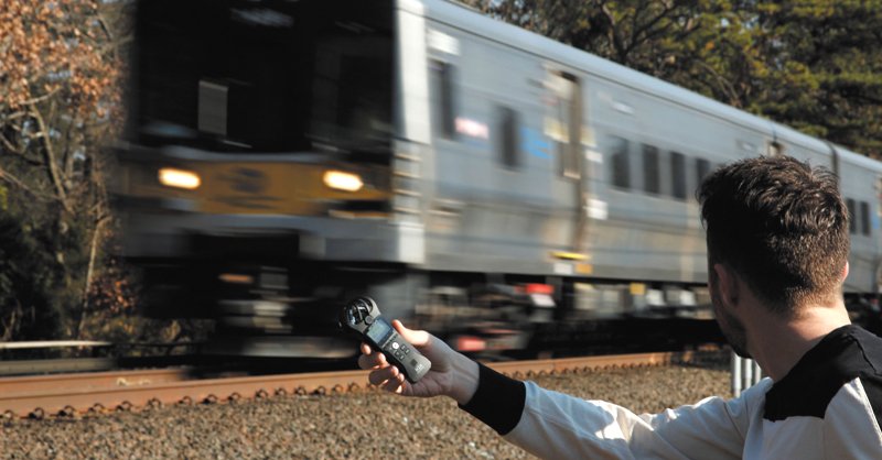 目前を走り抜ける、鉄道の走行音の収録にもオススメ♪ XYマイクで立体