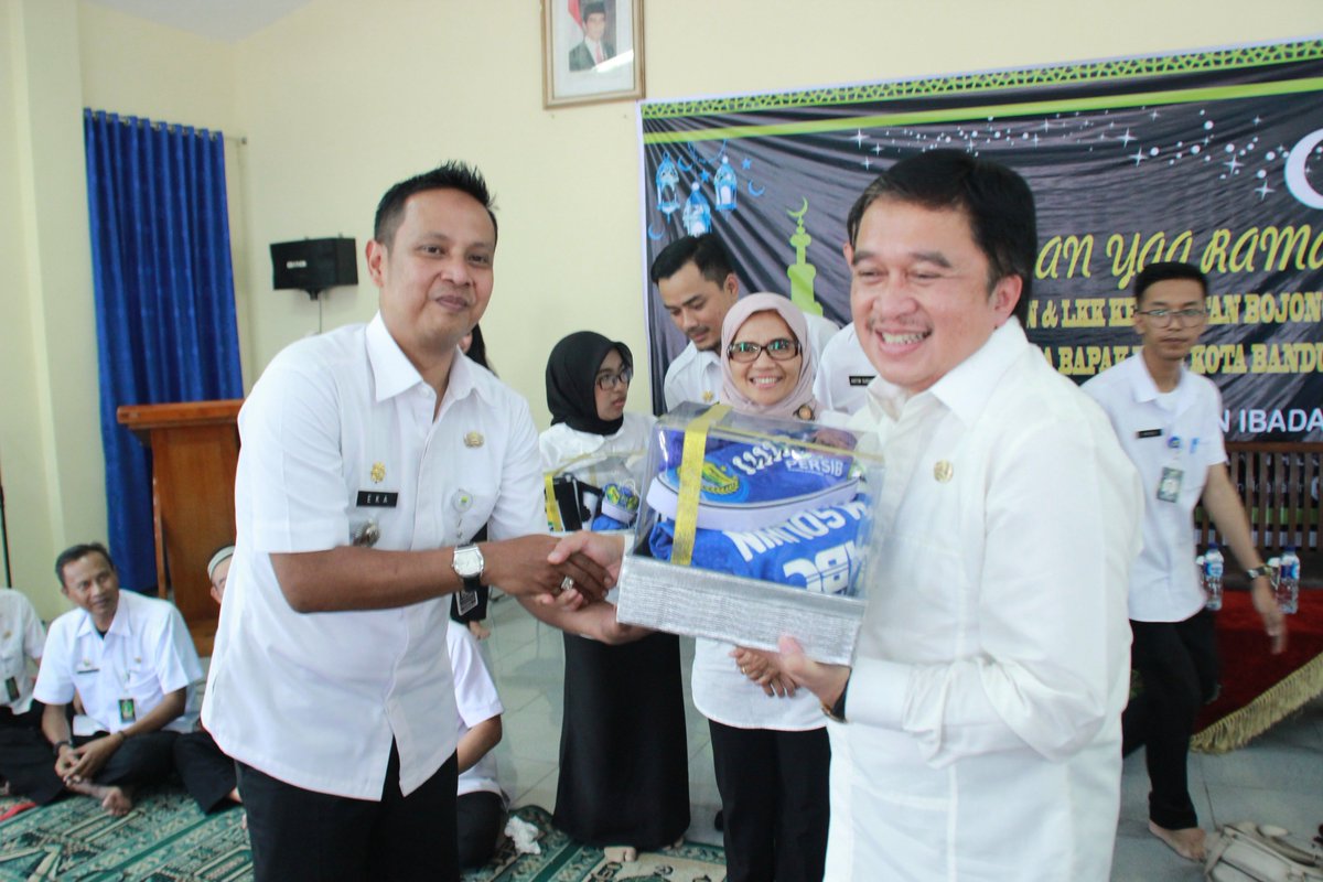 KecBojongloakal's tweet photo. Kunjungan Bapak PJS WALI KOTA BANDUNG DR. Muhamad Solihin Sekaligus Munggahan Menyambut Bulan Suci Ramadhan di Kantor @KecBojongloakal 
@ekataofik @willyudia @Kpurbani @AntonSugiana @pembdg @HumasBdg https://t.co/heyBZiYj4C