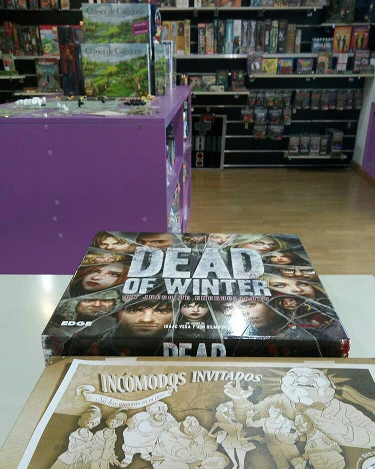 GenX_Sanse's tweet photo. En este día festivo y a falta de novedades que se retrasan para mañana, ¿que tal unas partidas? #incomodosinvitados #deadwinter #juegosdemesa https://t.co/uWCoySL8bu