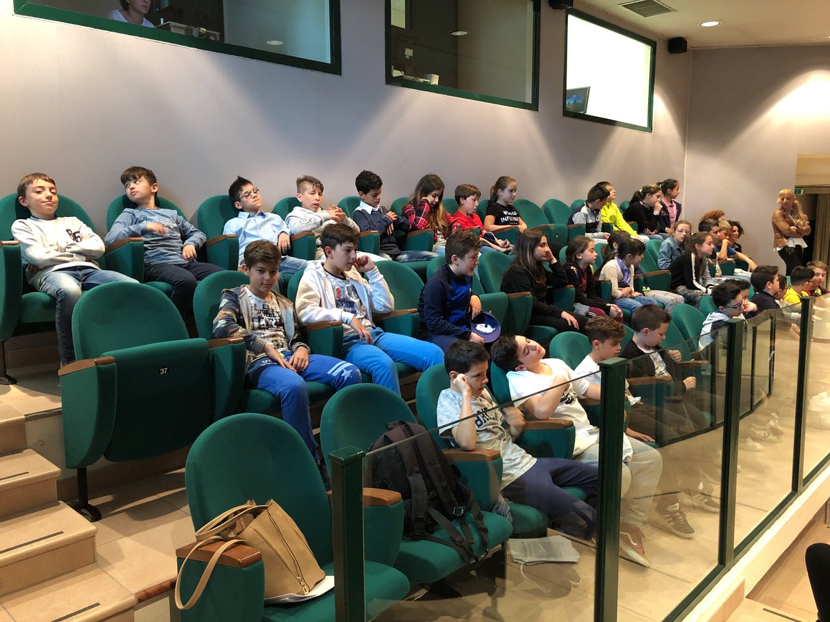 gruppopdmarche's tweet photo. Oggi sono venute a trovarci le classi quinte dell’Istituto comprensivo di Cladarola, che il Presidente @ceriscioliluca ha ringraziato anche per il dono che gli hanno portato. https://t.co/1ZhLWnzoNJ