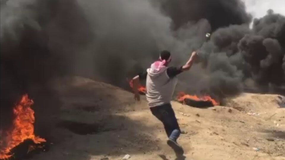 PierreABISAAB's tweet photo. بكيت حتى انتهت الدموع 
صليت حتى ذابت الشموع 
ركعت حتى ملني الركوع 
سألت عن محمد، فيك وعن يسوع 
يا قدس، يا مدينة تفوح أنبياء 
يا أقصر الدروب بين الأرض والسماء
#القدس #نزار_قباني
https://t.co/p5Zr4NncCV
الصورة الثانية من #غزة الصمود 
غزة بمساحة #فلسطين https://t.co/OOvV1Jj2N0