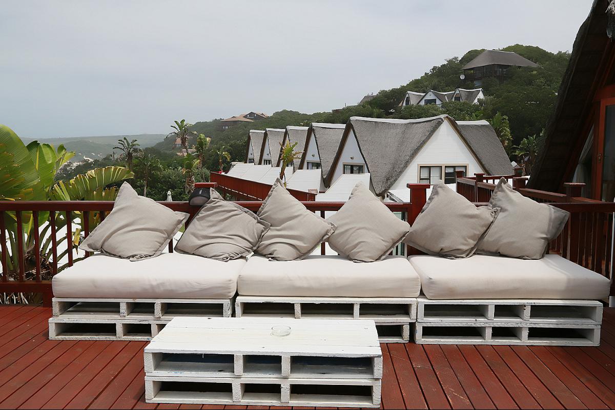 TravelGround's tweet photo. Not one for swimming? Then simply laze in the sun and admire the beautiful views from Crawford’s Beach Lodge! https://t.co/jzHynyqhqX #ChooseDay #Cintsa #EasternCape #WildCoast https://t.co/PW2Lsuw2dl
