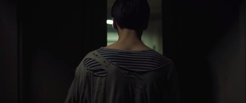 When he receives the key, he’s wearing a flashy-patterned shirt reminiscent of DNA, but when he’s actually opening the door, he enters wearing dirty, ragged clothes. This happens at the moment when he discovers the hidden inner side. However, inside the room is even worse.