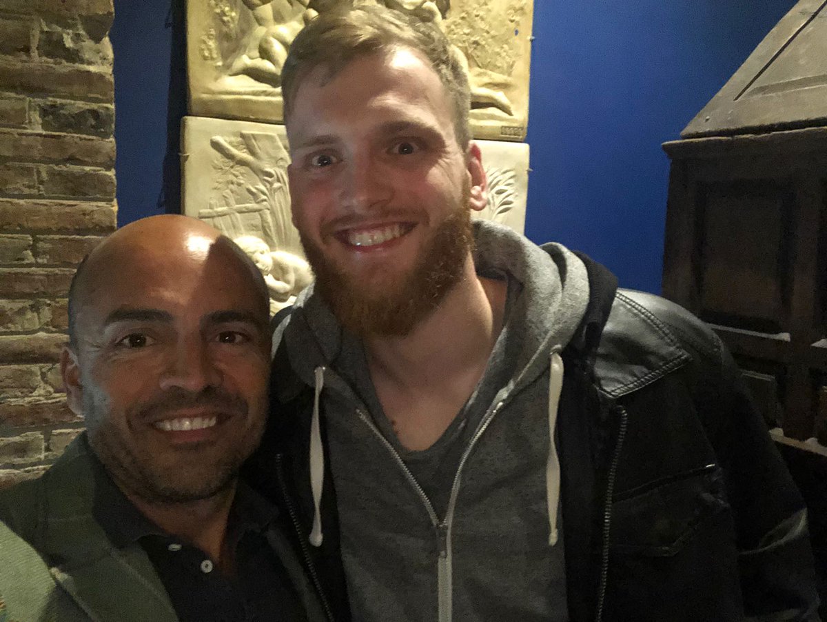 El sábado celebramos con Diego Piñeiro que mantenemos la segunda plaza en la liga.
#Zuloaga #Leonesp #LeónCapitalGastro18 #LeónManjardeReyes #jardinsecreto #catedral #menu #producto #terraza #carta #espectacular