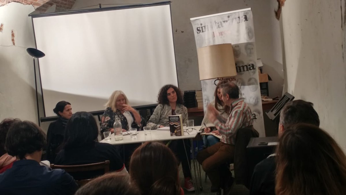 Carrocombate's tweet photo. Muchas gracias a los que estuvisteis ayer con nosotras en la librería Sin Tarima de Madrid para charlar sobre consumo responsable con @BrendaChavez_ @anaetc y @AkalEditor. ¡Os esperamos en la próxima! https://t.co/ZutIxWzetp