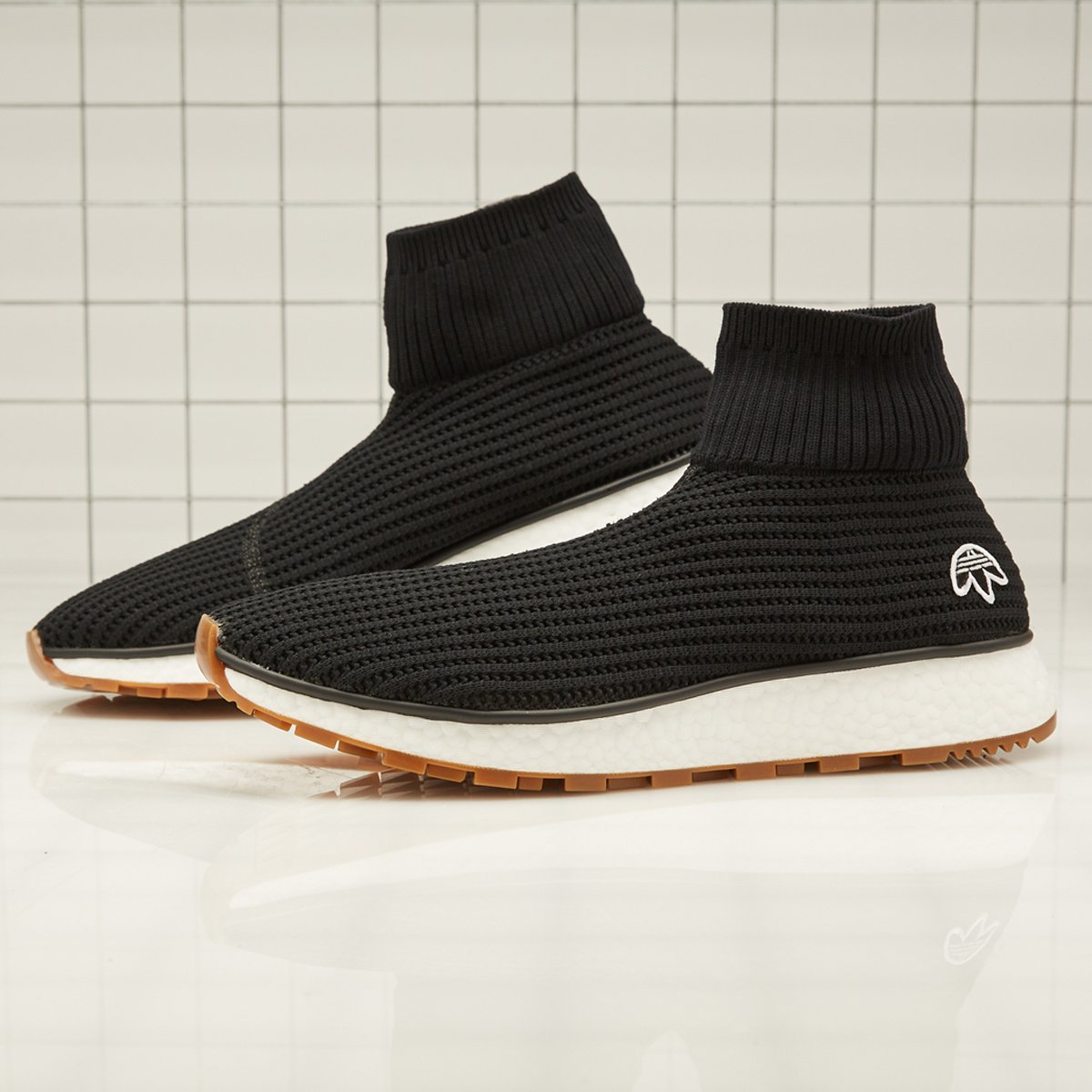ENDCLOTHIING's tweet photo. Register now for the @adidasoriginals x @AlexanderWangNY Run Clean (£155) at https://t.co/y0RvLWoRYJ . Draw closes Saturday May 19th @ 00:01 BST. https://t.co/sjSrBKCryK