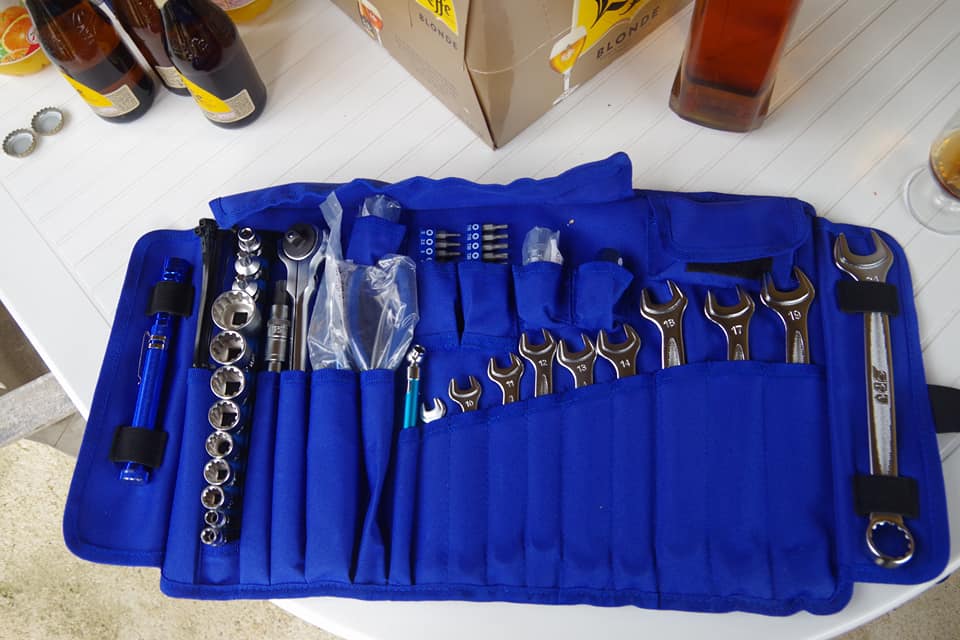 Adventuradeux's tweet photo. Cadeau de notre pote Phiphi , une caisse à outils spéciale GS , avec donc tous les outils spécifiques à la GS https://t.co/VmUaFpW809