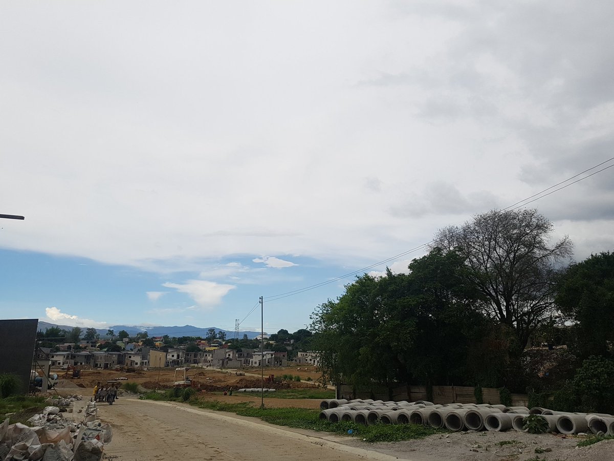 ChannySins's tweet image. Literal na nasa gitna ako ng &quot;mababasa ka sa pawis&quot; (left) at &quot;mababasa ka sa ulan&quot; (right) #BuhaySite #Where2Go #SinongPipiliinKo #MahalKoOMahalAko