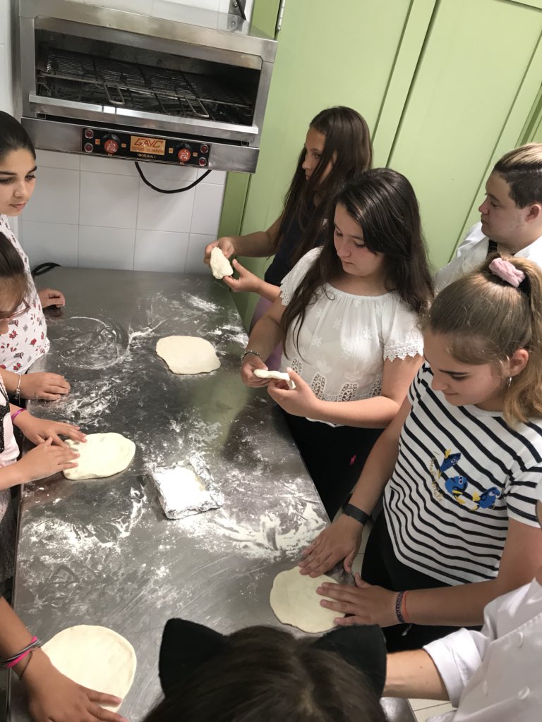 elreyesdevera's tweet photo. Hoy Sexto de nuestro cole está participando en un Taller de Cocina y Repostería en el Módulo de Cocina de Mojácar. Disfrutando de la elaboración de su propia pizza. https://t.co/kpJAnIFhVo