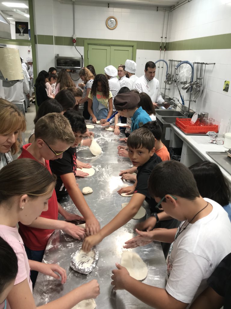 elreyesdevera's tweet photo. Hoy Sexto de nuestro cole está participando en un Taller de Cocina y Repostería en el Módulo de Cocina de Mojácar. Disfrutando de la elaboración de su propia pizza. https://t.co/kpJAnIFhVo