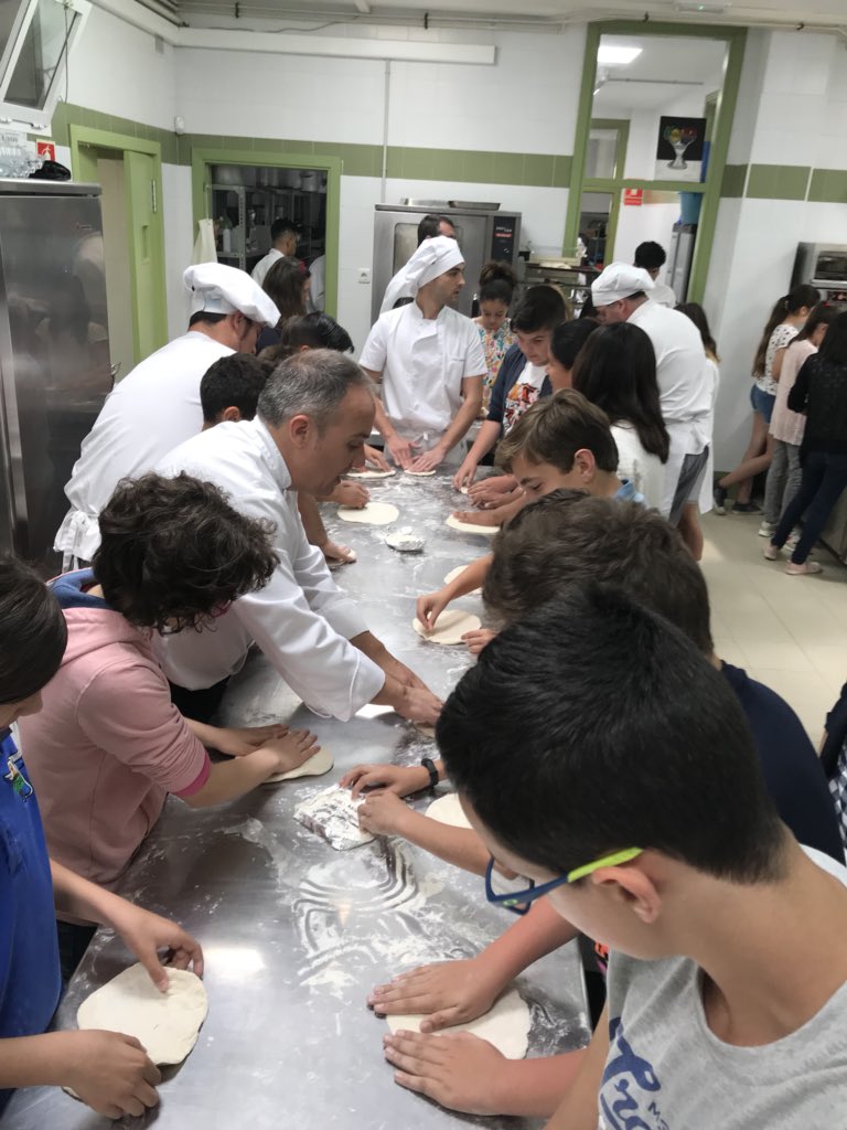 elreyesdevera's tweet photo. Hoy Sexto de nuestro cole está participando en un Taller de Cocina y Repostería en el Módulo de Cocina de Mojácar. Disfrutando de la elaboración de su propia pizza. https://t.co/kpJAnIFhVo