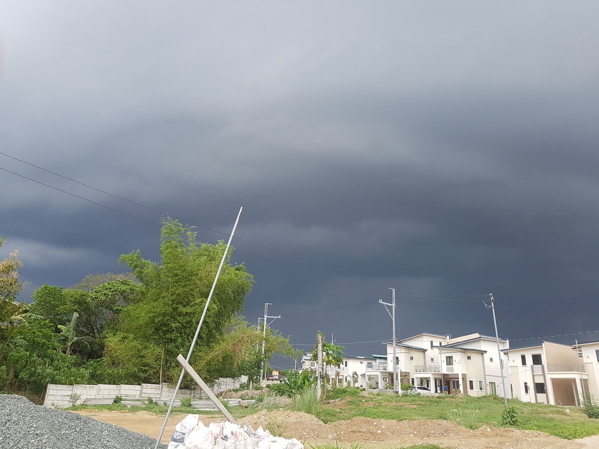 ChannySins's tweet image. Literal na nasa gitna ako ng &quot;mababasa ka sa pawis&quot; (left) at &quot;mababasa ka sa ulan&quot; (right) #BuhaySite #Where2Go #SinongPipiliinKo #MahalKoOMahalAko