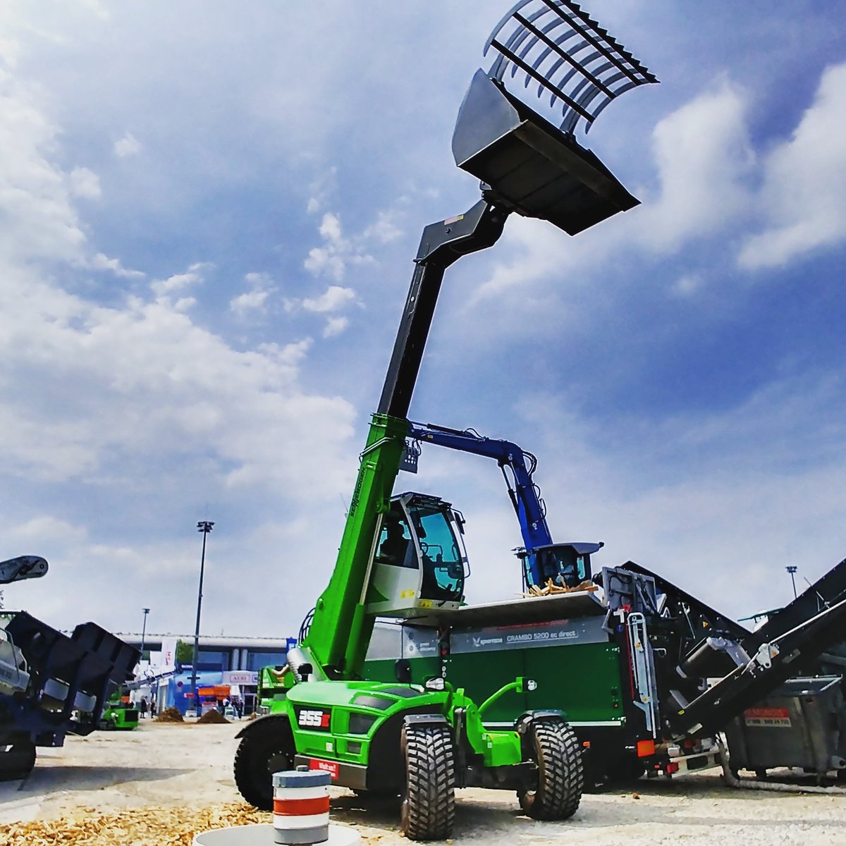 Mobile_Maschine's tweet photo. @SENNEBOGEN_mk präsentiert auf der #IFAT2018 den neuen #Telehandler 355E, den ersten Telehandler mit hochfahrbarer Kabine. Sie bedingt eine bessere Rundumsicht für den Fahrer und somit mehr Sicherheit beim Materialumschlag #handling #recycling #355E #vfv18 https://t.co/LPMAMXk6gI