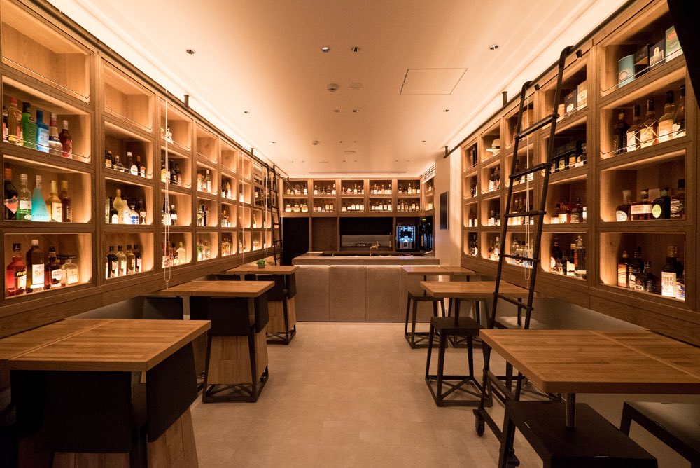 [ ARCHIVES ] PROJECT NO. THA015 : SUIKO / Henna Hotel Ginza

去る1月に <a href="/suiko/">suiko</a> が旅行業者H.I.Sによる「変なホテル銀座」内のカフェ、PAYTOのブラインドにペイント！THA新虎スタジオにて壁面制作→ブラインド解体・貼付け→ペイント→トップコート→ブラインド組立という壮絶な工程を経て納品💪