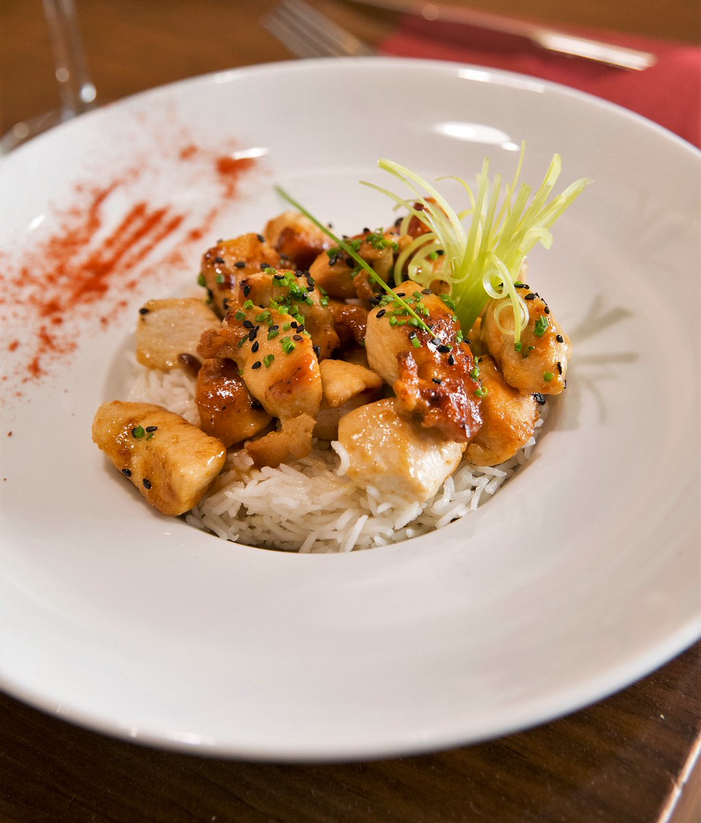 grupo374's tweet photo. Descubre las propuestas de nuestros #Restaurantes para hoy visitando sus páginas. ¡Tendrás un irrefrenable deseo de hacer tu reserva ya mismo! ¡Deliciosas es poco! 😍💖 #Grupo374 @elochoymedio @colmadorivera_ @MONVALENCIA_ #ElCaféDelMar https://t.co/rNGtE1di1A