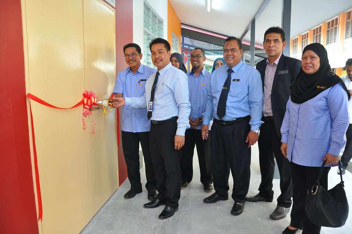 JKR_KLANG's tweet photo. Majlis Penyerahan Projek Sekolah Daif Sekolah Kebangsaan Kota Kemuning Daerah Klang @JKRSelangor  @JKRMalaysia @MOWorks @RoslanMdTaha  @RuslanAbdAziz @rozitams1 https://t.co/9kgyDoh7fW