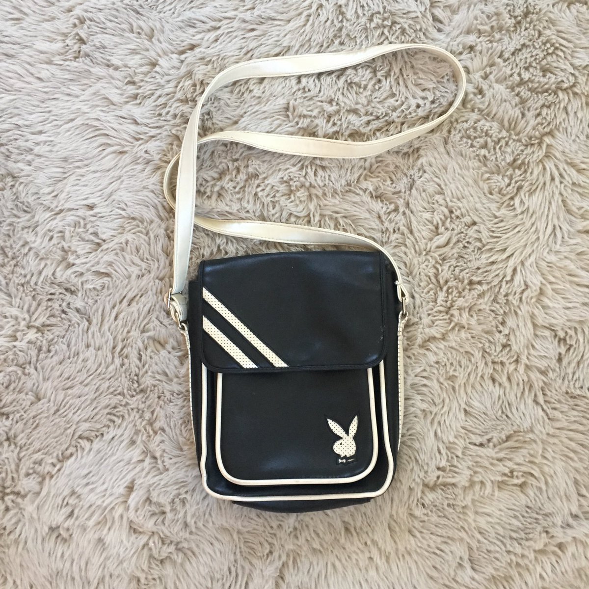 StoreApex's tweet photo. Black Playboy Pouch Bag
Price - £30
#Playboy #PlayboyUS #HughHefner #Bag #Bags #Pouch #Pouches #Menswear #Womens #Womenswear #Vintage #Retro #Vintageclothing #Retroclothing #London #Apex #Apexstore #Market #Portobello #PortobelloRoad #PortobelloRoadMarket #Depop #Hypebeast https://t.co/B1gzjmidbo