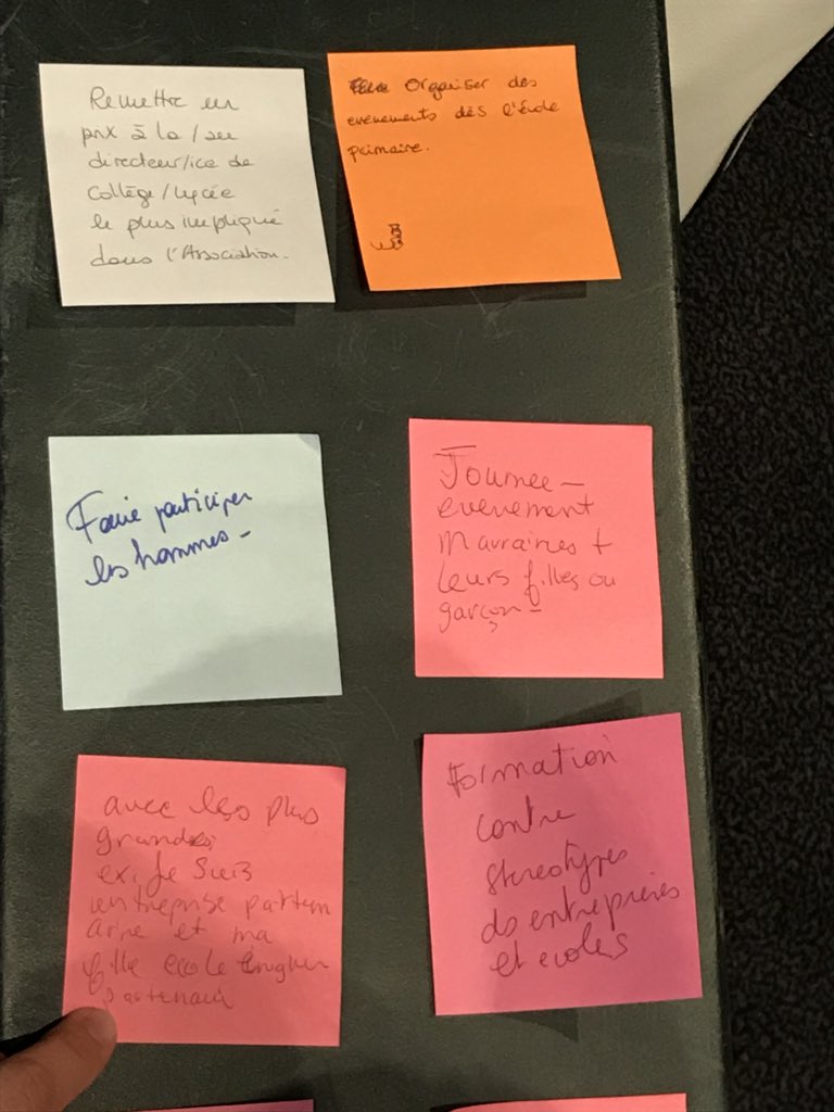 Ellesbougent's tweet photo. #AG #EllesBougent Notre cheffe de projet #InnovaTech2018 @FederElsa fait le bilan des idées 💡 de nos partenaires présents pour créer de nouvelles actions en vue de sensibiliser les jeunes filles aux filières / carrières scientifiques & techniques 👌 #atelier #mixité https://t.co/B1eg3AwfSa