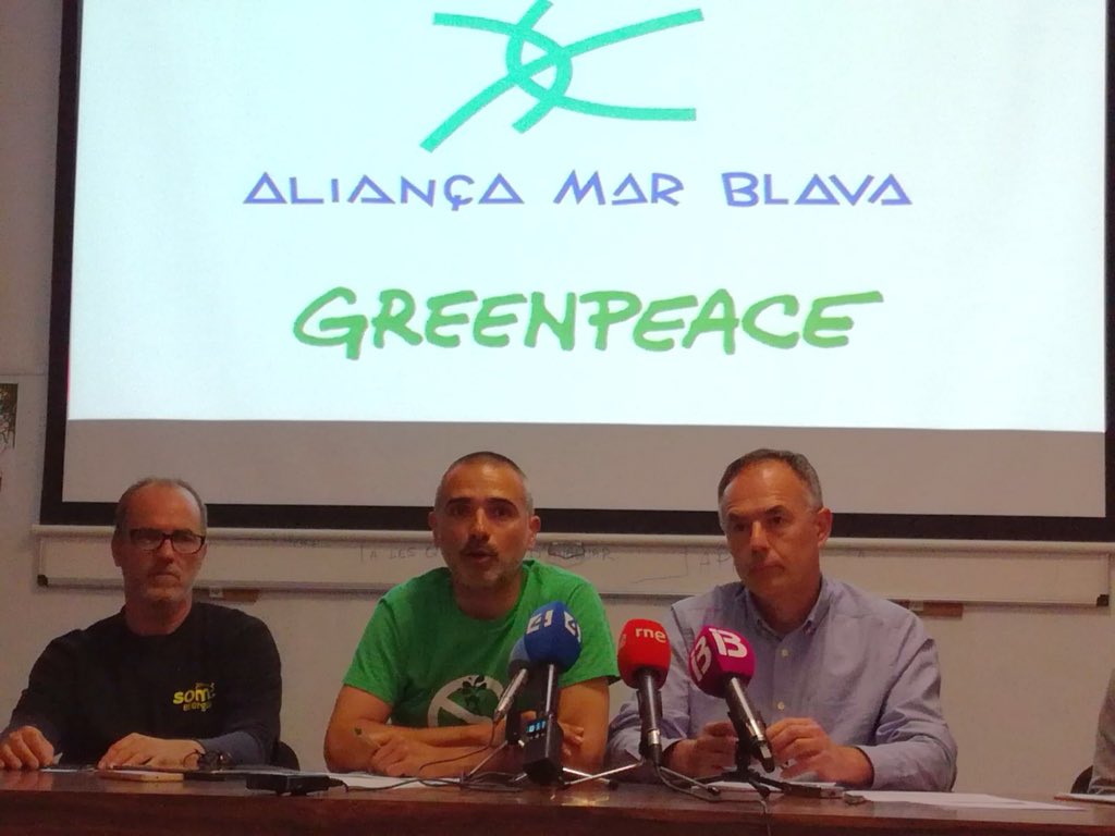 GreenpeaceIB's tweet photo. Rueda de prensa en Mallorca para denunciar el proyecto de prospecciones Med-Salt 2 "Exigimos al Gobierno central una ley que prohíba las prospecciones de hidrocarburos en el mar", demanda @JulioBarea, de @greenpeace_esp, junto a @AlianzaMarBlava en Palma
#StopMedSalt2 #NoOil https://t.co/ogJgeqkvLb