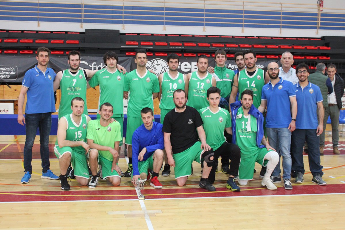 #DíadelBaloncestodeLaRioja
Es difícil sonreír tras caer en el último minuto con Calahorra, pero para perder una final hay que llegar.Y nuestros #HombresdeVerde del <a href="/CbAlfaro/">C. BALONCESTO ALFARO</a> <a href="/twinnerblaston/">Twinner Blaston</a> Sport firman una gran temporada como subcampeones en Copa y Liga autonómicas.Gran trabajo!