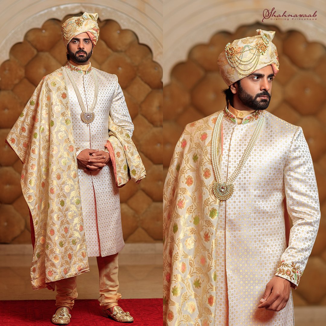 sshahnawaab's tweet image. A royal attire begins with an appealing fabric &amp;amp; colours, hand-crafted with contrasting embroidery. Every single part of attire is hand-picked to make it complete at Sachdeva&apos;s #Shahnawaab
Visit bit.ly/2FrTaw7
#craftingprincehood #maharaja #fashiondesigner #maharajastyle