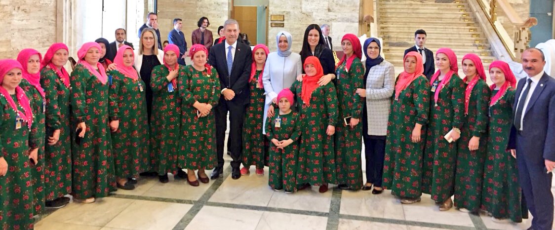 CK_Samsun's tweet photo. . @Akparti Grup Toplantımıza katılmak üzere Ankara’ya gelen, alın teri ve emeğiyle toprağın bereketinden değer üreten #Samsun #Çarşamba ’lı kadın çiftçilerimizi Sn. Başbakanımız ve Kıymetli Bakanlarımız ile buluşturduk. https://t.co/bhvuBTlp6b