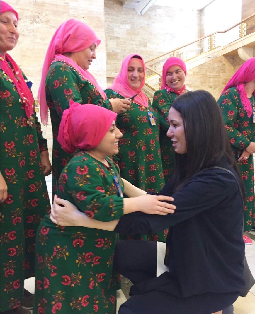 CK_Samsun's tweet photo. . @Akparti Grup Toplantımıza katılmak üzere Ankara’ya gelen, alın teri ve emeğiyle toprağın bereketinden değer üreten #Samsun #Çarşamba ’lı kadın çiftçilerimizi Sn. Başbakanımız ve Kıymetli Bakanlarımız ile buluşturduk. https://t.co/bhvuBTlp6b