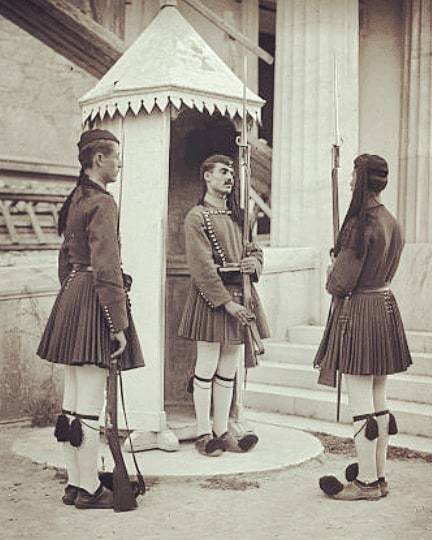 OldGreekPhotos's tweet photo. Αθήνα Athens Greece 1930's
Εύζωνες Evzones 
The word evzōnos εὔζωνος is first attested in Homer's Iliad
Photographer unknown
#oldgreekphotos https://t.co/gZhbYUIClc https://t.co/PDX3gkUPVW