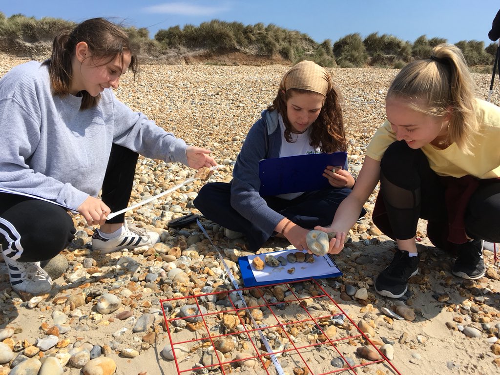 HSO_Geography's tweet photo. A great day for beach fieldwork with the L5 #sedimentsampling @HeadingtonSch #fieldwork #geography https://t.co/4QBW1UorEJ