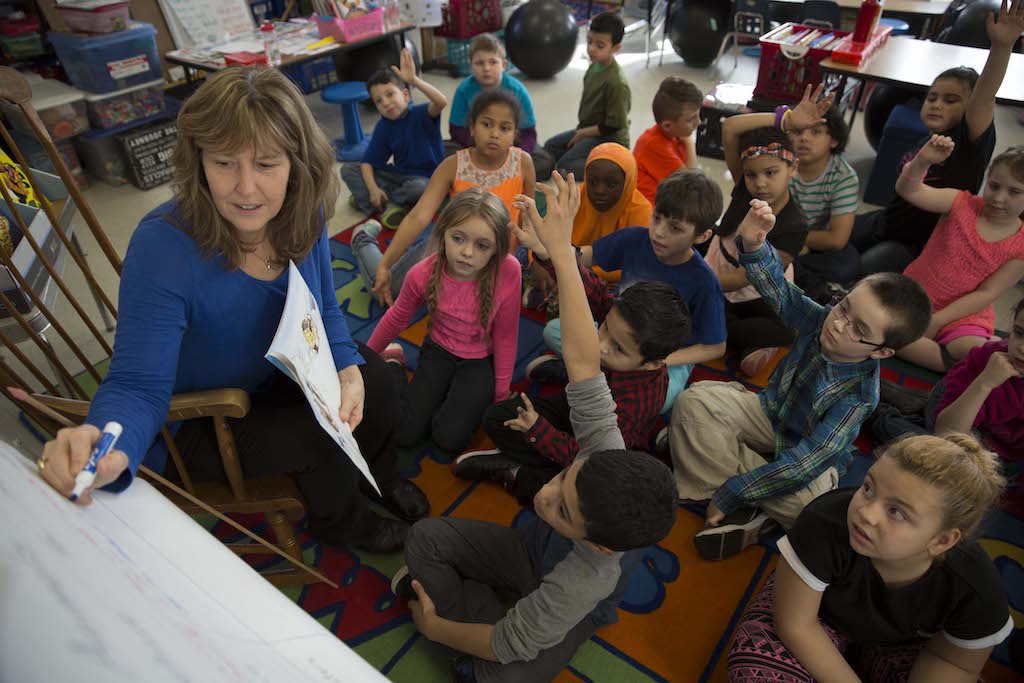 It's Teacher Tip Tuesday! Here's a tip on how to support English learners in reading minilessons! hubs.ly/H0c4p4D0 #FPLiteracy