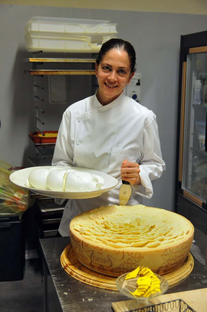mozzarella_dop's tweet photo. Avremmo voluto portarvi tutti con noi a #cibus ma non è stato possibile, per cui abbiamo deciso di raccontare il nostro #Cibus2018 attraverso gli scatti di Andrea Campanini che immortalano tutti i momenti della #mozzarella di bufala campana #dop ❤️ https://t.co/nYkiErg9Hd