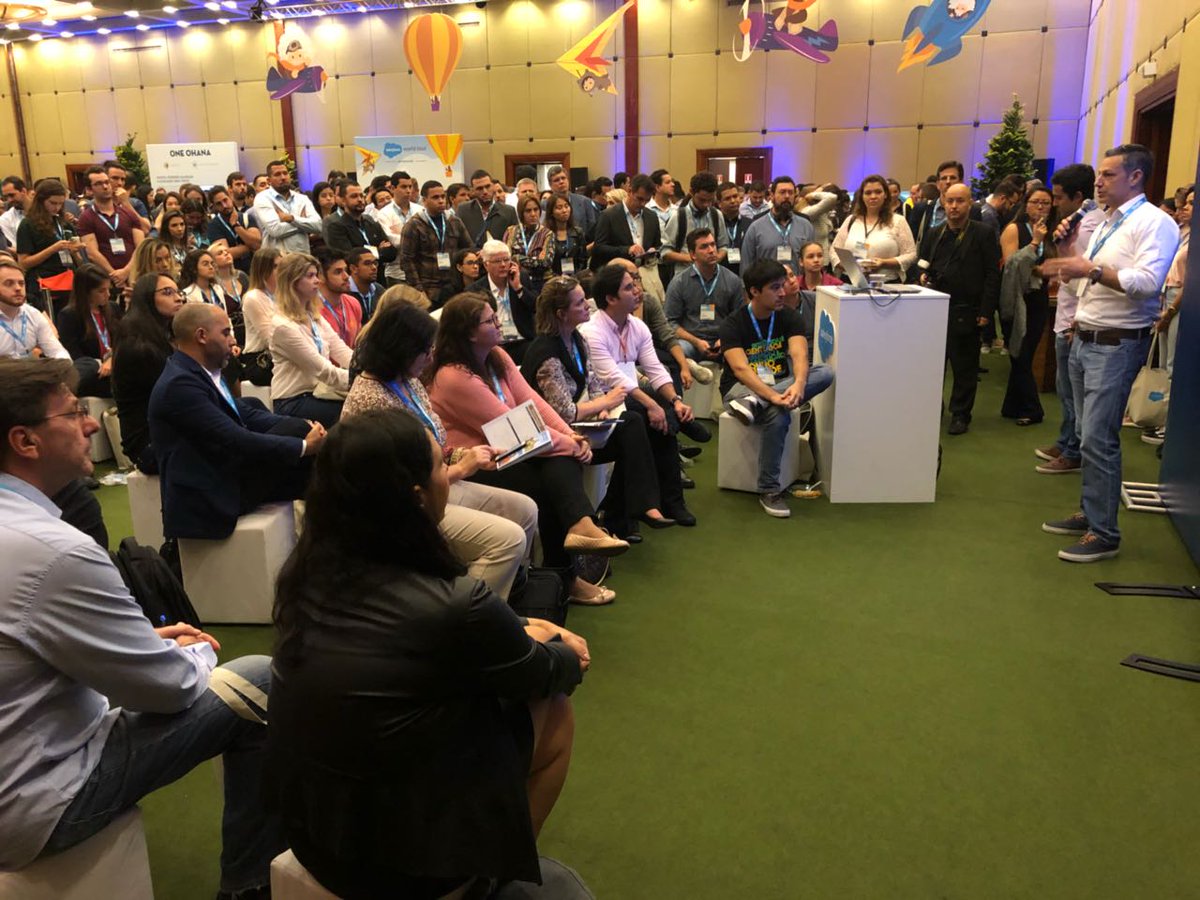 DocusignBR's tweet image. O pessoal do @ifood contou sobre o caso de sucesso deles com a DocuSign aqui no #salesforcetoursp para uma plateia animada!